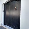 puerta de calle con moldura negra